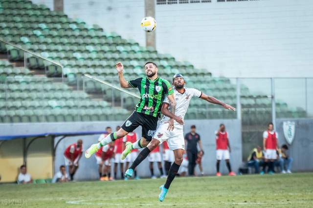 阿森纳在欧冠首战中1-0小胜那不勒斯，厄德高远射破门